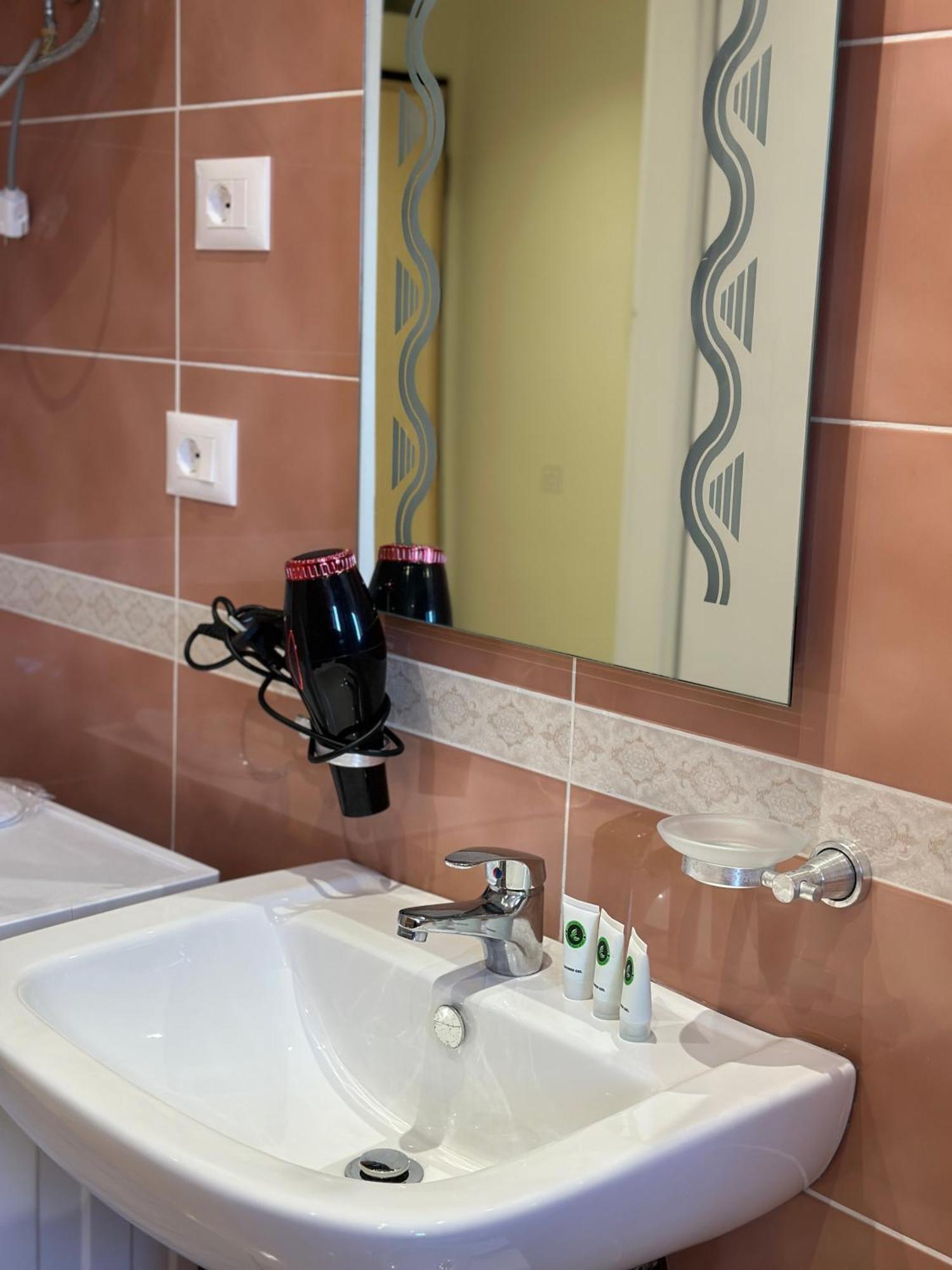 Beachfront Apartment With Balcony Vlorë Buitenkant foto